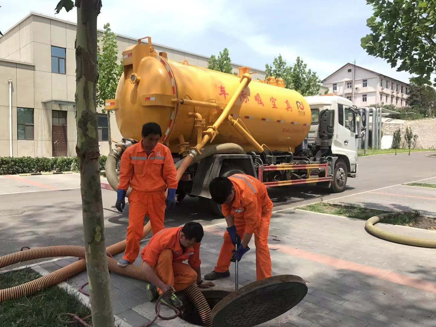 巧家管道疏通车停在窨井附近