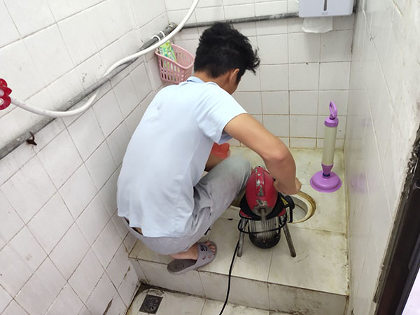 巧家管道堵塞冒臭气 专业师傅现场解决问题