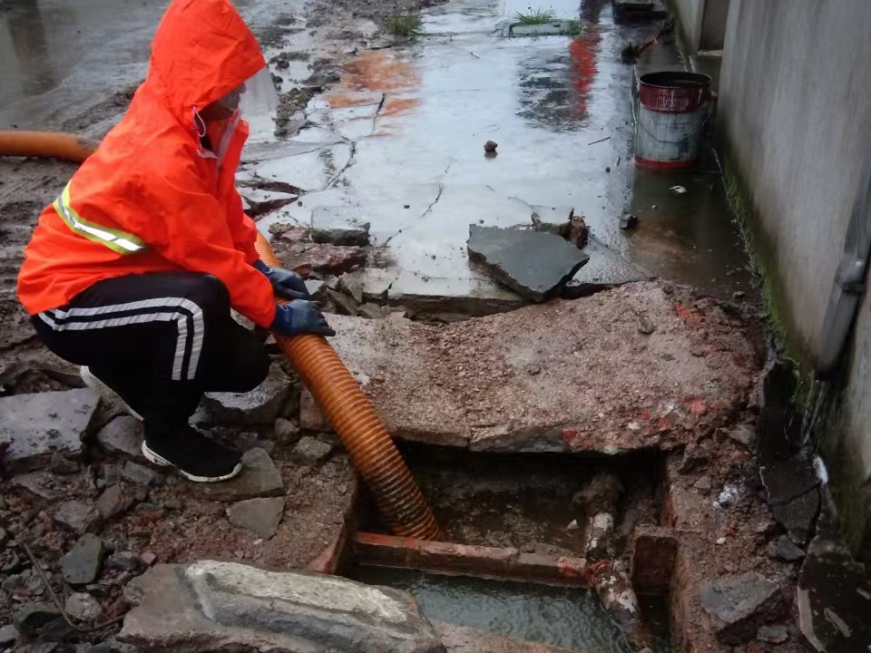 巧家专业清理污水池 炜誉市政以规范流程守护城市 “肠道”