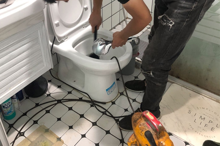 巧家马桶堵塞自己疏通还是找师傅?专业上门服务让你省时更省心